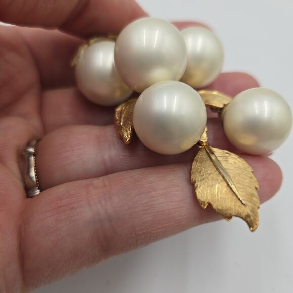 Vintage Cream Faux Pearl Grape Cluster Goldtone Brooch/Pin Articulated 1950s - Picture 2 of 5